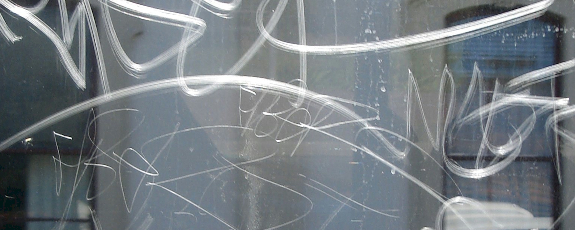 Eliminación de arañazos en cristales o escaparates